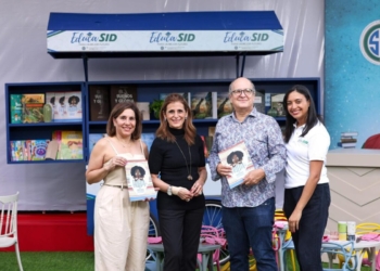Niños participando en una sesión de lectura organizada por Grupo SID en el Primer Festival del Libro Cristo Rey.