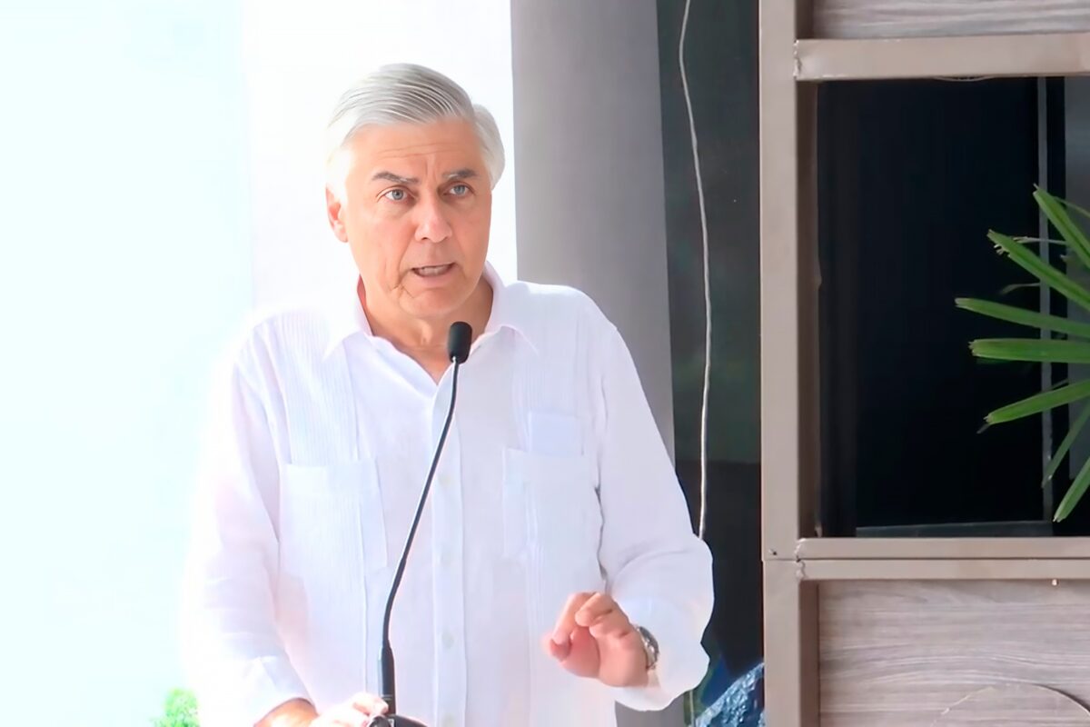 Empresarios de Samaná agradecen a Abinader y Collado por obras que impulsarán el turismo 1 Juan Bancalari (Papo), presidente de la Asociación de Hoteles y Turismo de la República Dominicana (ASONAHORES), durante el acto de inauguración del malecón de Samaná.