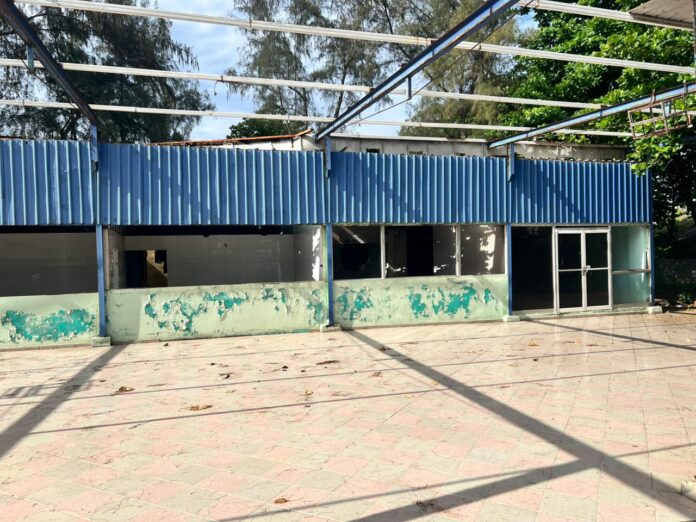 Ruinas del antiguo Parque Manresa en la Autopista 30 de Mayo, Santo Domingo, mostrando su prolongado estado de abandono y deterioro.