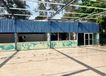 Ruinas del antiguo parque manresa en la autopista 30 de mayo, santo domingo, mostrando su prolongado estado de abandono y deterioro.