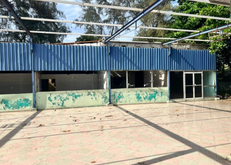 Ruinas del antiguo parque manresa en la autopista 30 de mayo, santo domingo, mostrando su prolongado estado de abandono y deterioro.