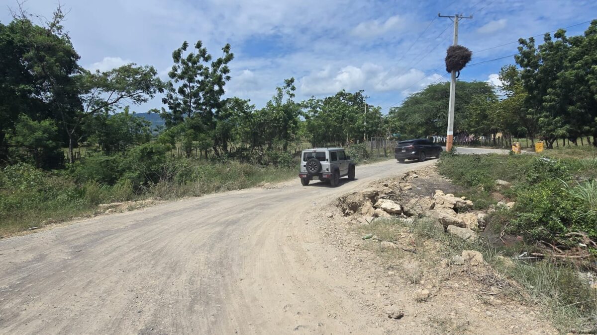 Alcalde de Estero Hondo clama por construcción de puente en los pilones desde 2018 2 Desvío que deben tomar ante la falta de puente en Los Pilones.