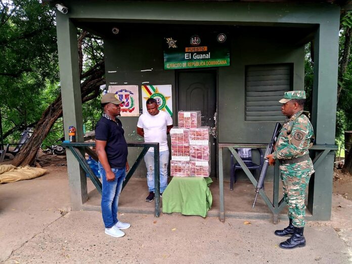 Miembros del Ejército de RD detuvieron un pasajero con 21 mil cigarrillos ilegales en Santiago Rodríguez y ocuparon otras 15 mil unidades en un vehículo abandonado en Dajabón.