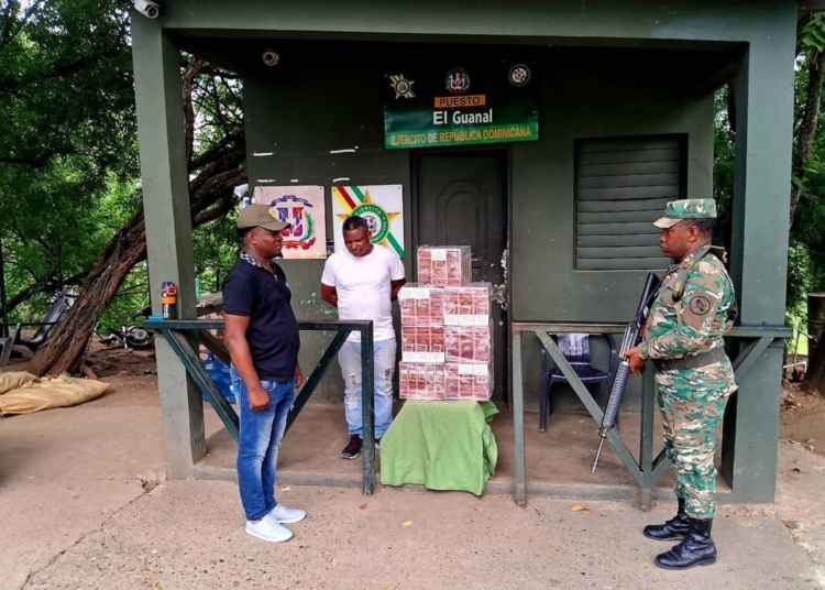 Miembros del ejército de rd detuvieron un pasajero con 21 mil cigarrillos ilegales en santiago rodríguez y ocuparon otras 15 mil unidades en un vehículo abandonado en dajabón.
