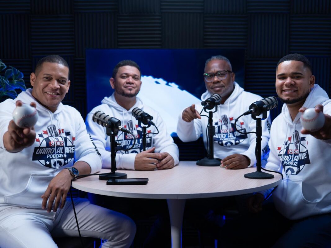 El equipo de “Vamo’ Al Aire Podcast”, conformado por Cristian Rojas, Junior Martínez, Moisés Mejía y Stalin Camilo, anunciando su nueva propuesta digital.