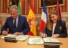 Alcaldesa Carolina Mejía y alcalde José Luis Sanz firmando el acuerdo de hermanamiento entre Santo Domingo y Sevilla.