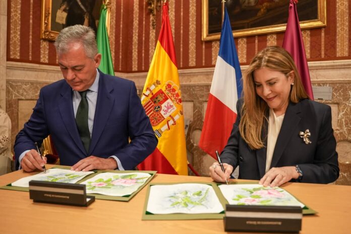 Alcaldesa Carolina Mejía y alcalde José Luis Sanz firmando el acuerdo de hermanamiento entre Santo Domingo y Sevilla.