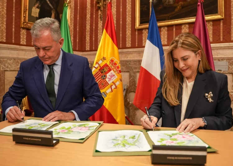 Alcaldesa carolina mejía y alcalde josé luis sanz firmando el acuerdo de hermanamiento entre santo domingo y sevilla.
