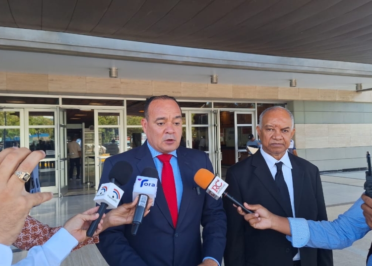 Acusan a ministro de industria y comercio de cobros irregulares en precios de combustibles