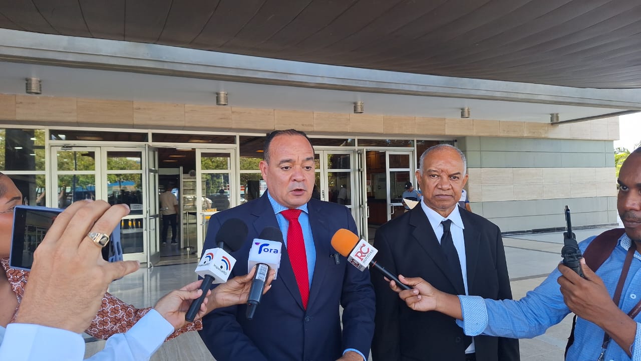 Acusan a ministro de industria y comercio de cobros irregulares en precios de combustibles