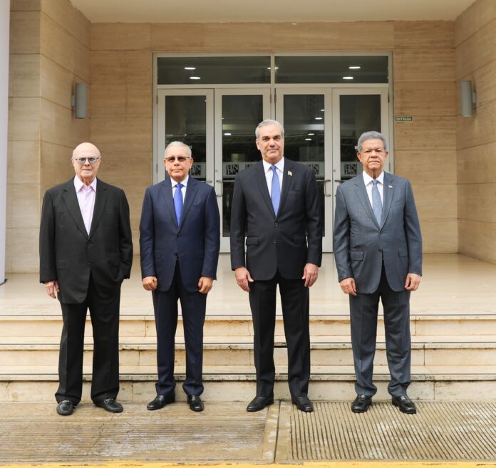 El presidente Luis Abinader junto a los expresidentes Hipólito Mejía, Leonel Fernández y Danilo Medina en un diálogo sobre la crisis de Haití.