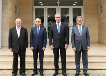 El presidente luis abinader junto a los expresidentes hipólito mejía, leonel fernández y danilo medina en un diálogo sobre la crisis de haití.