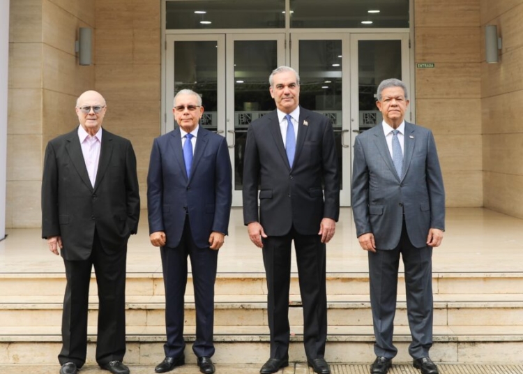 El presidente Luis Abinader junto a los expresidentes Hipólito Mejía, Leonel Fernández y Danilo Medina en un diálogo sobre la crisis de Haití.