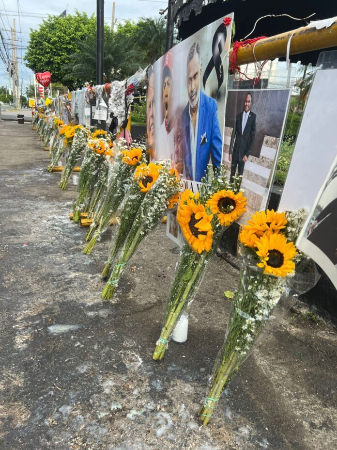 Altar conmemorativo renovado con flores y velones en la entrada de la discoteca Jet Set en Santo Domingo, a dos meses de la tragedia.