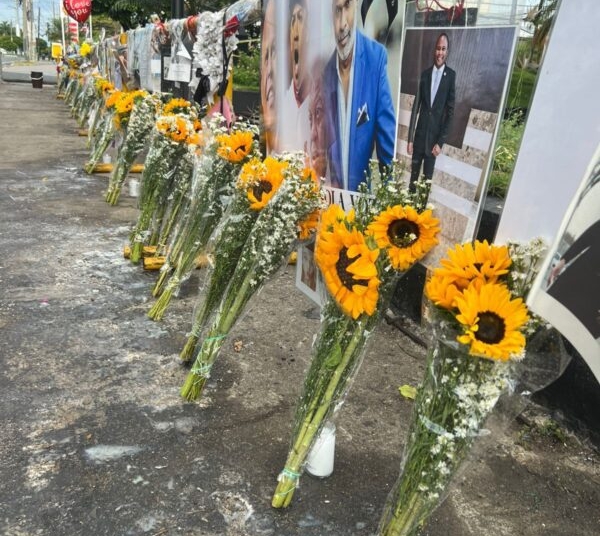 Altar conmemorativo renovado con flores y velones en la entrada de la discoteca Jet Set en Santo Domingo, a dos meses de la tragedia.
