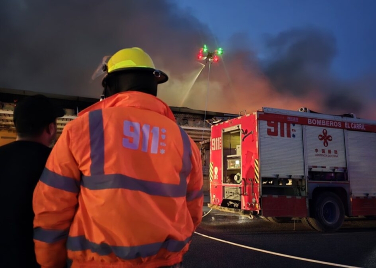 Sistema 911 coordina amplia respuesta a incendio en merca santo domingo; 21 unidades de bomberos en escena