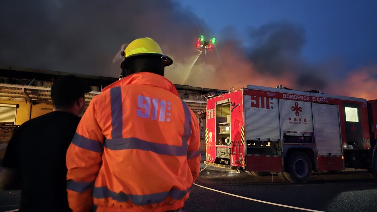 Sistema 911 coordina amplia respuesta a incendio en merca santo domingo; 21 unidades de bomberos en escena