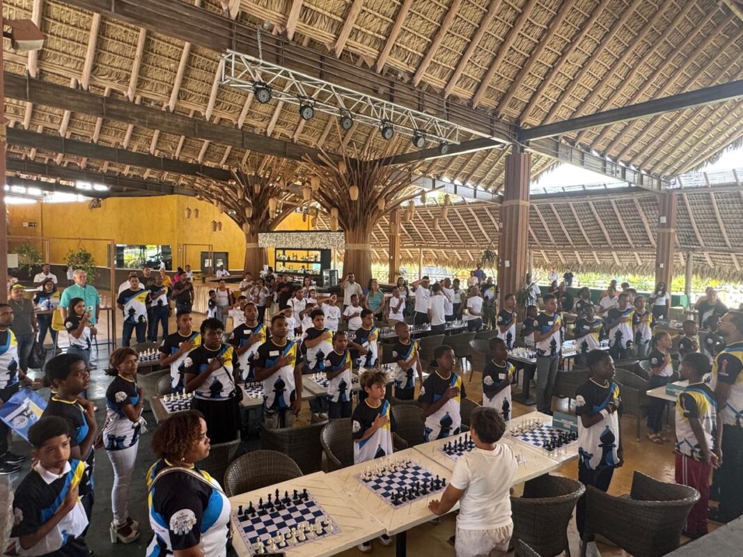 Punta Cana celebra histórica primera Copa Escolar de Ajedrez 2025: Un éxito de estrategia, inclusión y compañerismo 1 Estudiantes concentrados jugando ajedrez durante la Primera Copa Escolar de Ajedrez Punta Cana 2025, un evento de inclusión y estrategia.