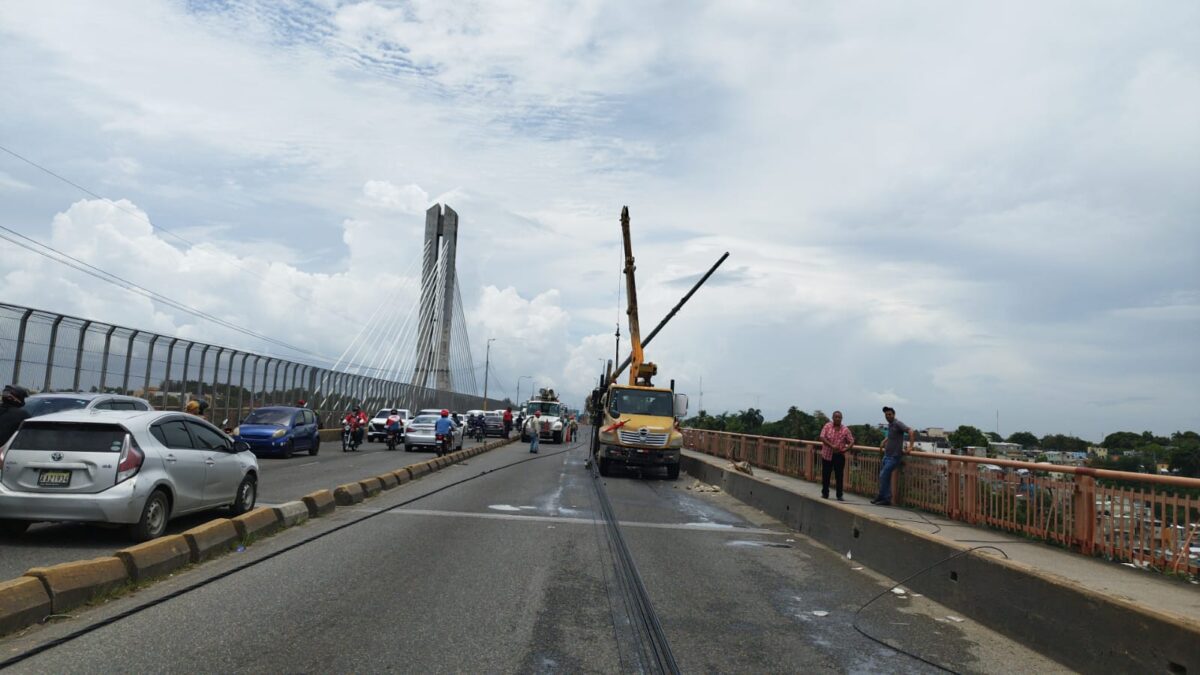 CUED y Obras Públicas coordinarán reposición de postes eléctricos en el puente de la 17 1 Representantes del CUED y el MOPC coordinando trabajos para la reposición de postes eléctricos caídos en el Puente de la 17 en Santo Domingo.
