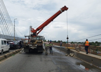 Representantes del cued y el mopc coordinando trabajos para la reposición de postes eléctricos caídos en el puente de la 17 en santo domingo.