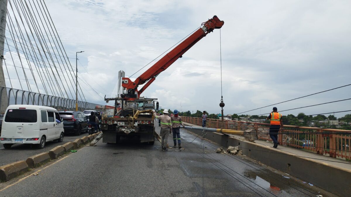 Representantes del CUED y el MOPC coordinando trabajos para la reposición de postes eléctricos caídos en el Puente de la 17 en Santo Domingo.