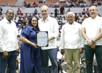 Presidente abinader entrega 1,600 títulos de propiedad en la romana y anuncia más de 10 mil beneficiarios