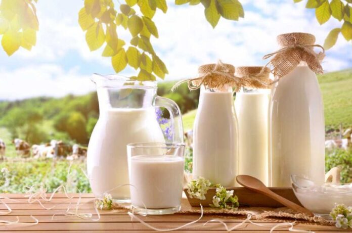 Vaso de leche celebrando el Día Mundial de la Leche 1 de junio