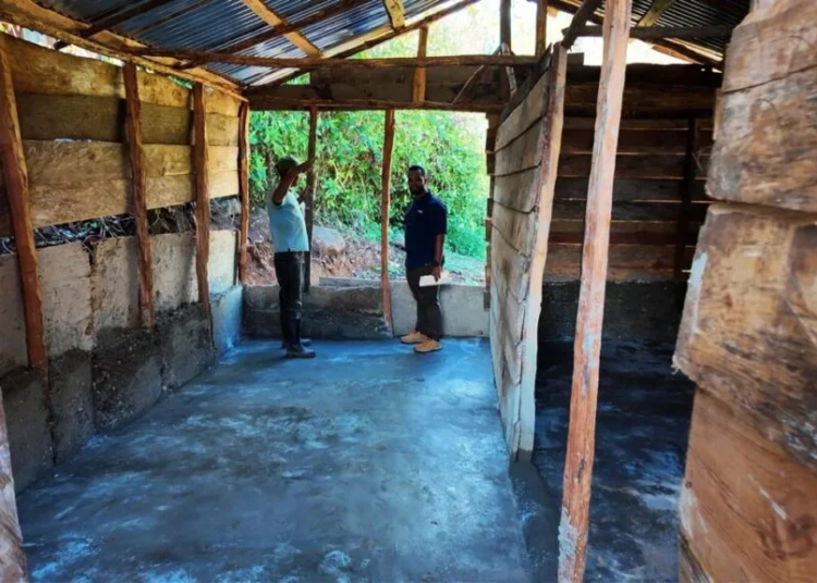 Personal de goldquest dominicana instalando pisos de cemento en una vivienda en san juan de la maguana.