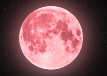 Imagen de la luna de fresa con tonos anaranjados, visible desde república dominicana en junio de 2025, un evento astronómico único que no se repetirá en décadas.