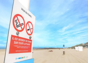 Francia prohíbe fumar en playas, parques y cercanías de escuelas desde este domingo