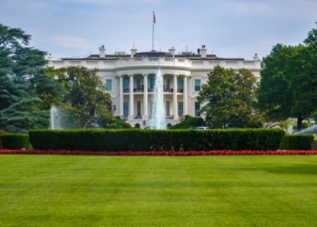 Fuerzas de eeuu permanecen en "postura defensiva" en oriente medio, según la casa blanca