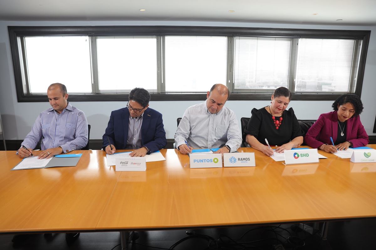 Instituciones durante la firma del acuerdo