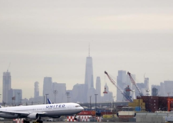 Avioneta con 15 a bordo se estrella cerca de aeropuerto en nueva jersey