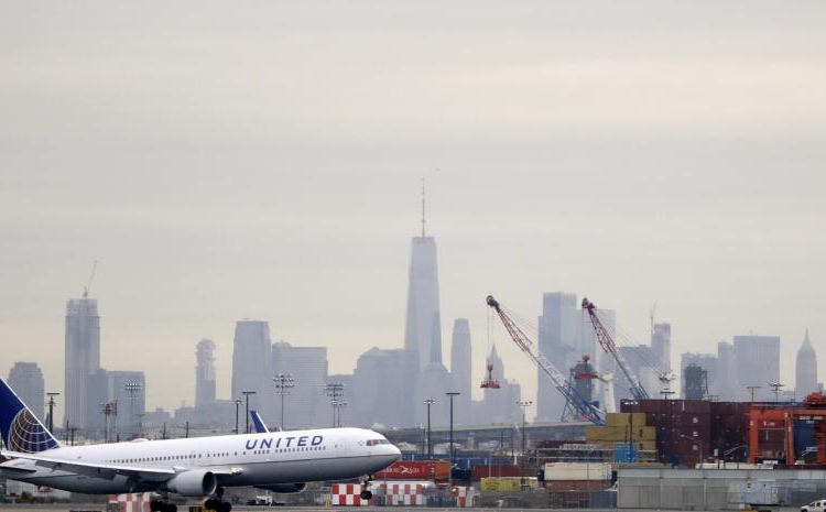 Avioneta con 15 a bordo se estrella cerca de aeropuerto en nueva jersey