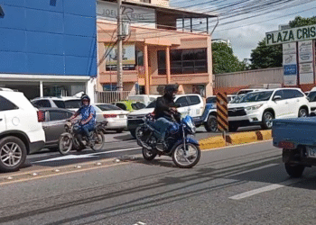 Motoristas infringen prohibición de giro a la izquierda en la av. Lope de vega