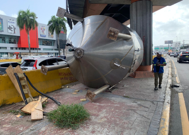 Un camión impactó columna del elevado de avenidas john f. Kennedy y winston churchill