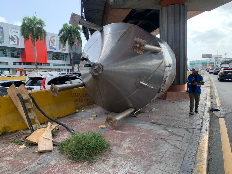 Un camión impactó columna del elevado de avenidas john f. Kennedy y winston churchill