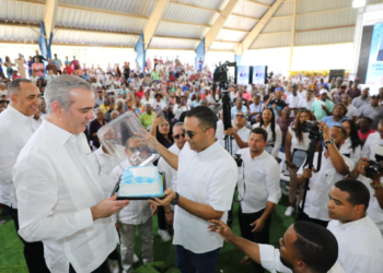 Abinader celebra cumpleaños entregando títulos en quisqueya