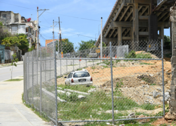 Desalojan familias ubicadas debajo del puente de la 17