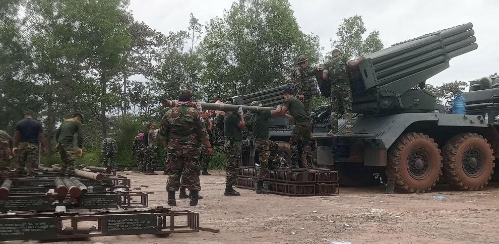 Tailandia y camboya intercambian fuego en una escalada de su disputa fronteriza