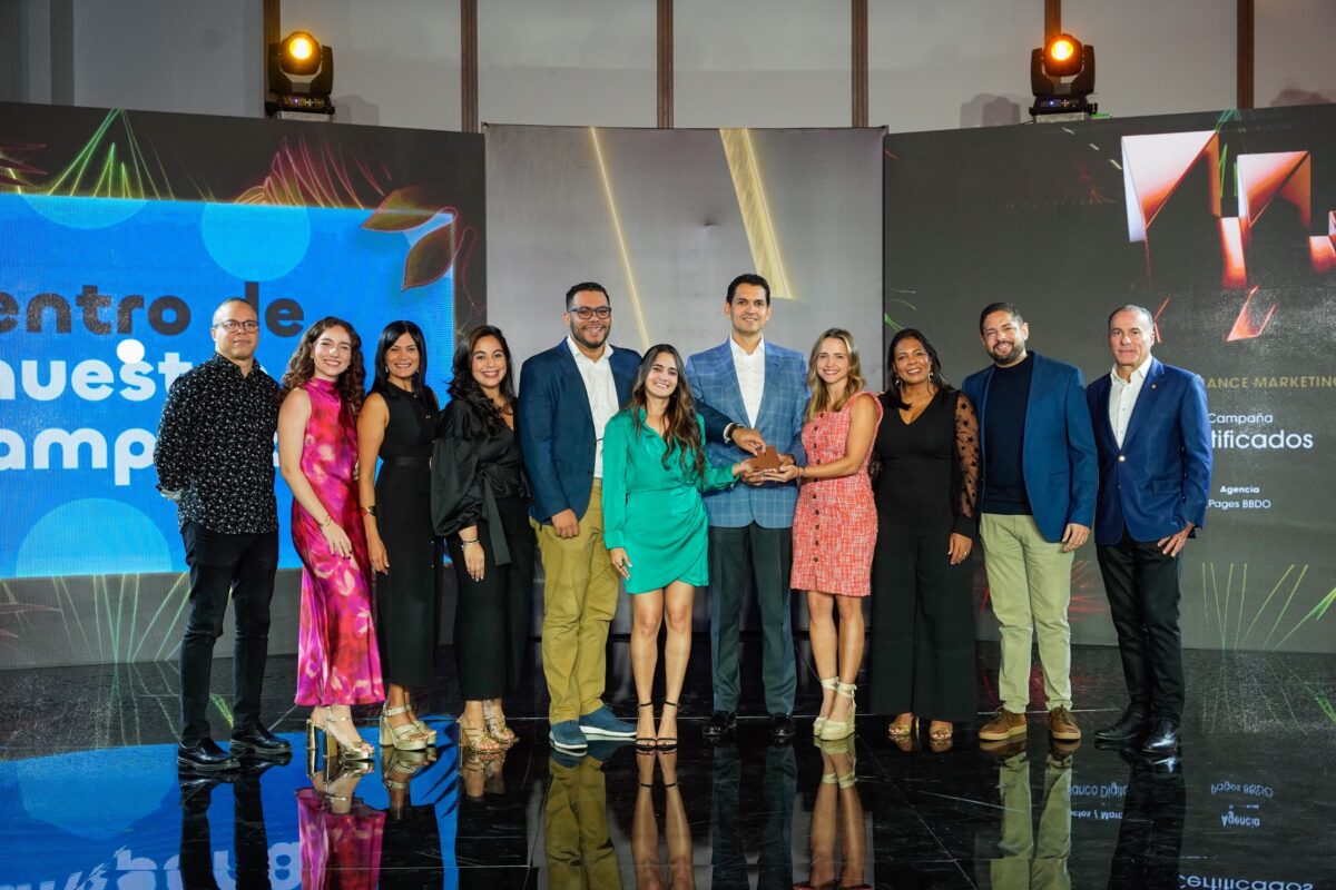 Recibieron el premio ejecutivos de Qik, representantes de la agencia publicitaria Pagés BBDO, y la central de medios OMD.