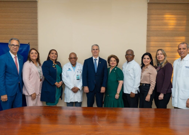 De izquierda a derecha, los señores josé mármol, dabeida agramonte, franka valois, jorge a. Jiménez, rené grullón finet, gloria mejía de selman, mario serrano marte, mariel bera, dulce chahín y alfredo portorreal.