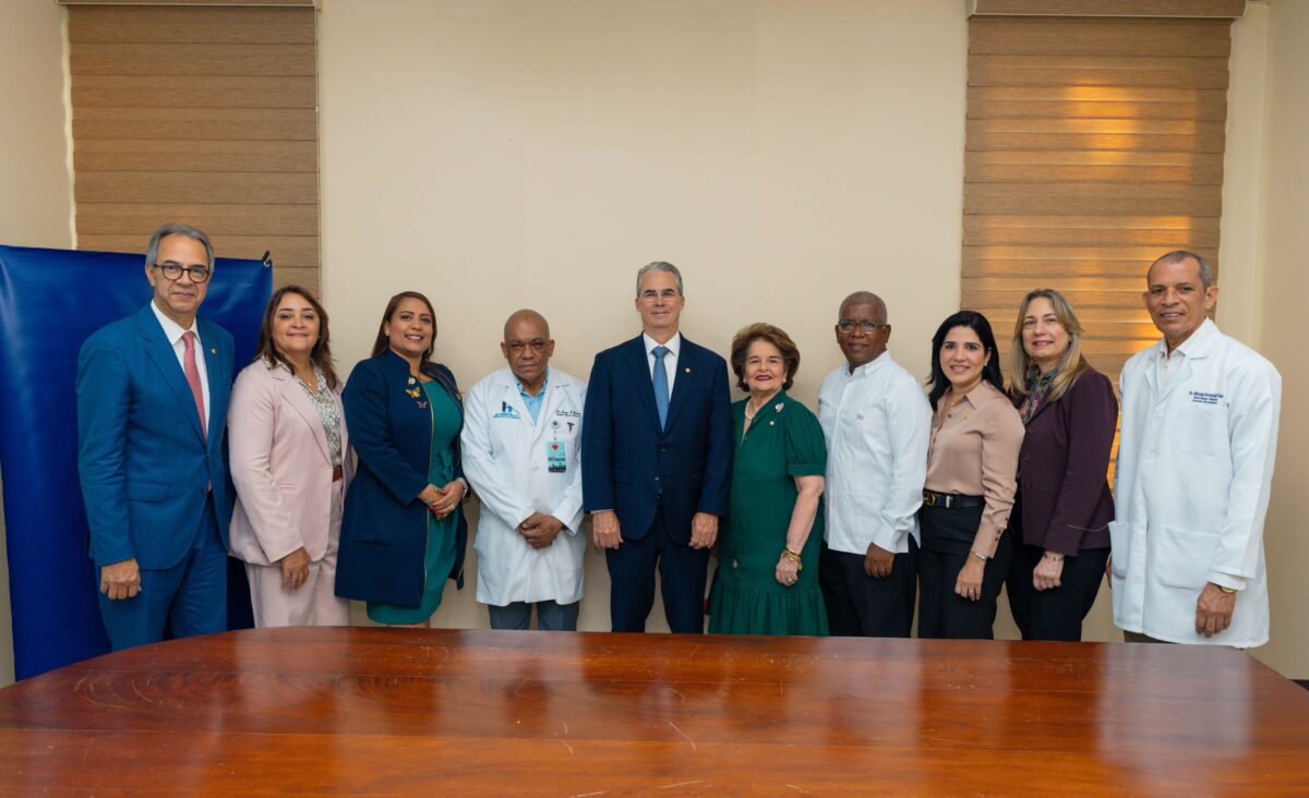 De izquierda a derecha, los señores José Mármol, Dabeida Agramonte, Franka Valois, Jorge A. Jiménez, René Grullón Finet, Gloria Mejía de Selman, Mario Serrano Marte, Mariel Bera, Dulce Chahín y Alfredo Portorreal.