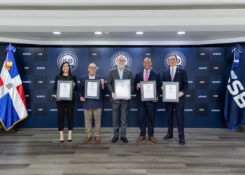 Entrega de certificaciones iso, iso 37301, iso 9001, iso 22301, 27001, 37001. Salon multiusos sede