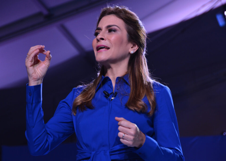 El candidato presidencial del Partido Revolucionario Moderno (PRM), Luis Abinader, presentó este lunes oficialmente a Carolina Mejía Gómez como su compañera de boleta para las elecciones del 15 de mayo.
fotos: Carmen Suárez/Acento.com.do
07/03/2016