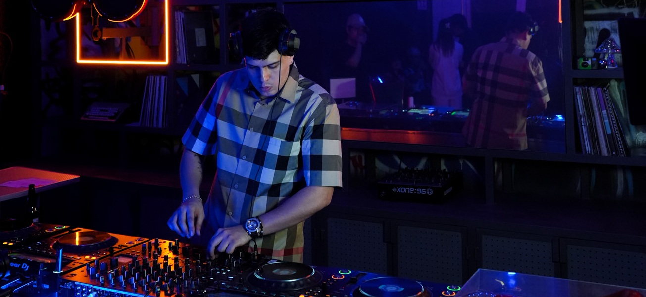 DJ colombiano que está revolucionando la escena electrónica desde Monterrey