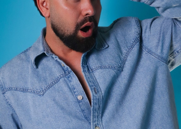 Enrique Rodríguez, la fuerza creativa como Productor Asociado en “Mentiras Procesadas”