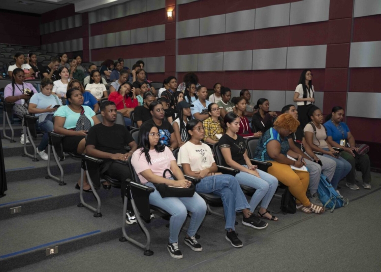 Estudiantes del Instituto Técnico Superior Comunitario (ITSC), en el sector San Luis, participan de una jornada de Bancarizar es Patria realizada por Banreservas.