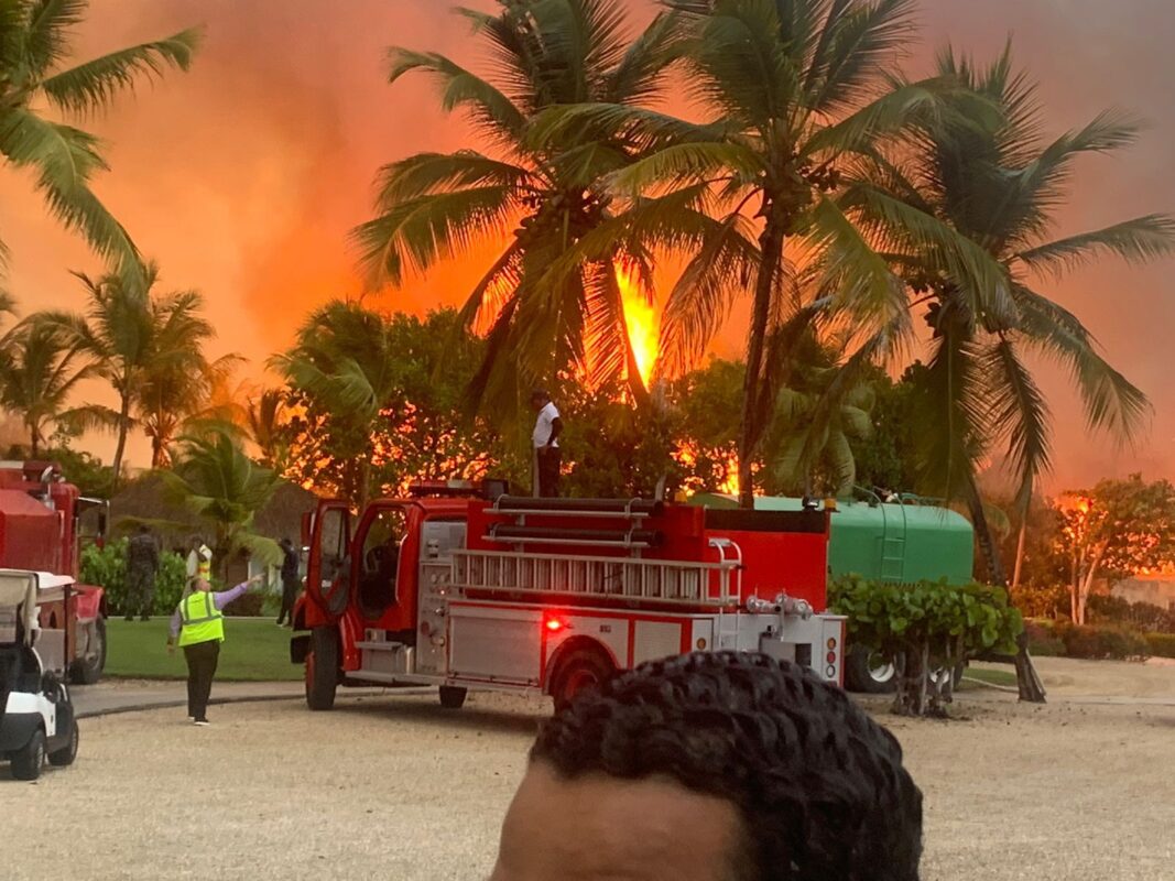 Gran incendio en villas caletón, cap cana, afecta nueve propiedades