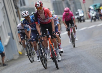 Arensman gana la etapa reina del tour; pogačar amplía liderazgo